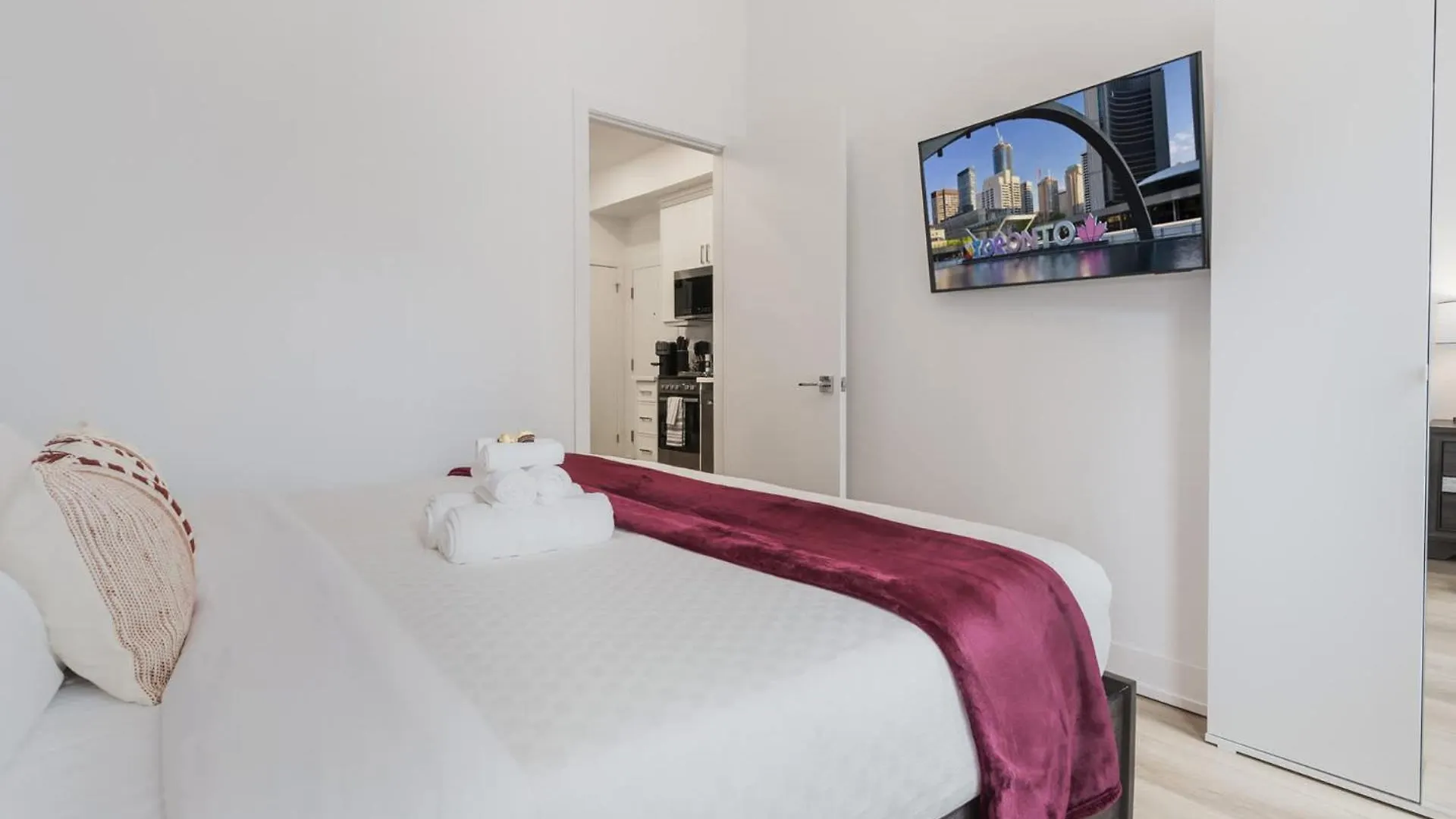 New Elegant Suite For 8 W Patio - Heart Of Toronto